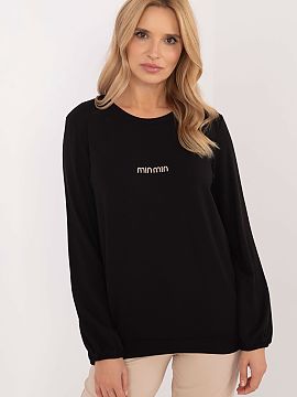 Blúzka Relevance  Blúzka, ktorú sa oblieka cez hlavu, je klasickou voľbou na každý deň, kombinujúcou pohodlie s moderným vzhľadom. Vyrobená z vysoko