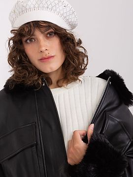 Baret AT  Táto hladká čiapka je klasika, ktorá pridáva štýlu každému outfitu. Lesklá aplikácia dodáva charakter a eleganciu. Je to skvelá