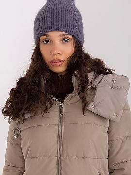 Čiapka AT  Zimná teplá čiapka s pleteným vzorom. Zaujímavá aplikácia na prednej strane.