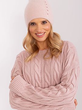 Čiapka AT  Zimná teplá čiapka s pleteným vzorom. Zaujímavá aplikácia na prednej strane.