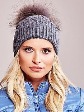Čiapka AT  Zimná čiapka s širokým lemovaním a huňatým pomponom.