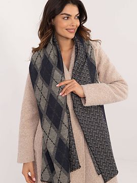 Šatka AT  Elegantný šál s geometrickým vzorom je štýlový doplnok, ktorý skvele doplní každú šatníkovú skriňu. Vyrobený z vysokej kvali