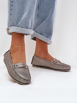 Mokasíny Step in style  Dámske mokasíny z prírodnej kože sú elegantnou ponukou na každý deň. Ozdobené brokátom, ktorý im dodáva lesk. Mäkká stielka za