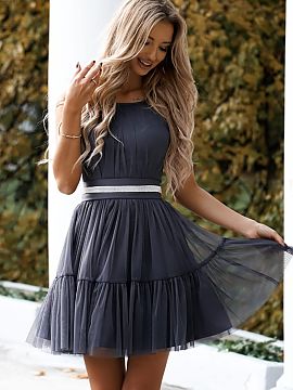 Sukňa na večer With You  Elegantná tylová šaty na ramienkach s nastaviteľným viazaním. Šaty sú zapínané na skrytý zips. V pase ozdobný pásik na zaväzov