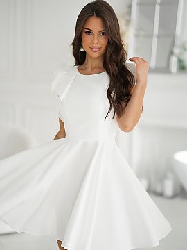 Spoločenské šaty Bicotone  Elegantný, rozšírený šaty, ktorý spája eleganciu s moderným dizajnom. Ozdobné volány na ramenách pridávajú šarm a jemnú žens