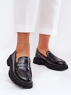 Mokasíny Step in style  Štýlové dámske mokasíny vyrobené z lesklej ekokože. Umiestnené na plochom podpätku. Zaoblené špičky im dodávajú jemnú ľahkos