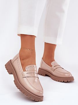 Mokasíny Step in style  Štýlové dámske mokasíny vyrobené z lakovaného eko-kože. Sú umiestnené na ploštom podpätku. Zaoblené špičky im dodávajú jemn