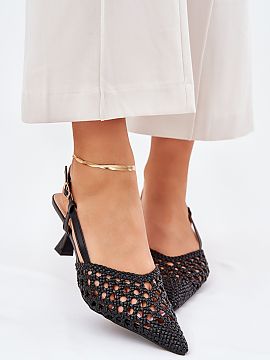 Ihličky Step in style  Topánky na podpätku s odkrytou päty, ktoré očarujú svojím vzhľadom. Model je zapínaný na sponu, čo zaručuje ideálne prispôsobe