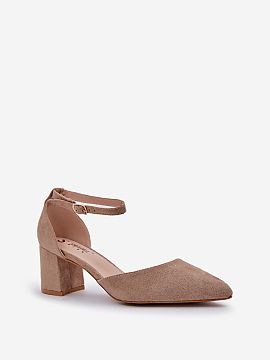 Lodičky na opätku Step in style  Módne dámske členky boli vyrobené z príjemného na dotyk ekokože. Špičatý nos a stĺpcovitý podpätok opticky zjemnia nohy. Okrem 