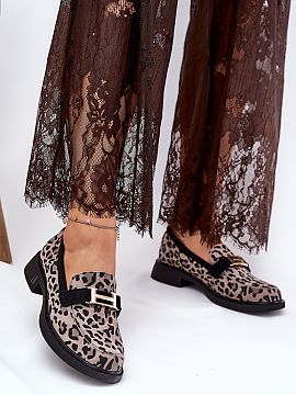 Mokasíny Step in style  Topánky mokasíny od značky Vinceza, vyrobené z ekokože, kombinujú eleganciu s trendy štýlom. Sú umiestnené na plochom podpätku, 