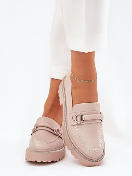 Mokasíny Step in style  Štýlové mokasíny vyrobené z ekokože. Predný pásek s ozdobou dodáva výnimočný charakter, a zaoblené špičky zabezpečujú pohod