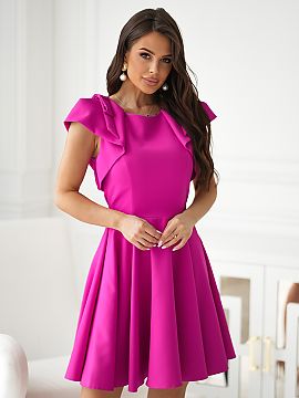 Spoločenské šaty Bicotone  Elegantný, rozšírený šaty, ktoré kombinujú eleganciu s moderným dizajnom. Ozdobné volány na ramenách dodávajú šarm a jemnú ž