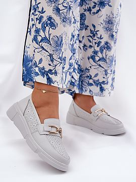 Mokasíny Step in style  Mokasíny pre dámy vyrobené z prírodnej kože, umiestnené na jemnom podpätku, kombinujú eleganciu s pohodlím. Zaoblené špičky zaru