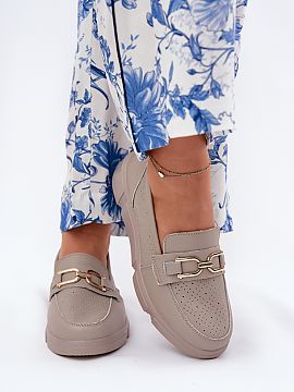 Mokasíny Step in style  Mokasíny pre ženy vyrobené z prírodnej kože, umiestnené na jemnej platforme, kombinujú eleganciu s pohodlím. Zaoblené špičky zabe