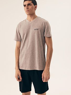 Boxerky Henderson  Štýlové krátke pánske šortky s voľným, pohodlným strihom, ktoré ti poskytnú úplnú slobodu pohybu. Ideálne na každodenné výl