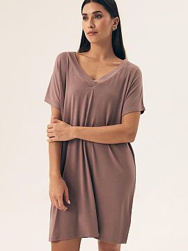 Nočná košeľa Henderson  Elegantná a pohodlná nočná košeľa vyrobená z jemnej, hladkej viskózy, ktorá príjemne obopína telo a zabezpečuje pohodlie počas 