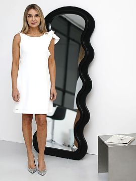 formálne šaty Jersa  Táto očarujúca šaty v ecru farbe je dokonalou voľbou na výnimočné príležitosti! Jej strih krásne zakrýva nedokonalosti postavy a