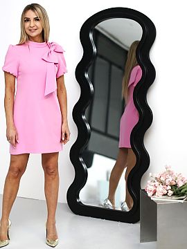 formálne šaty Jersa  Táto úchvatná šaty v farbe barbie ruž je dokonalou voľbou na výnimočné príležitosti! Jej strih krásne zakrýva nedokonalosti v s