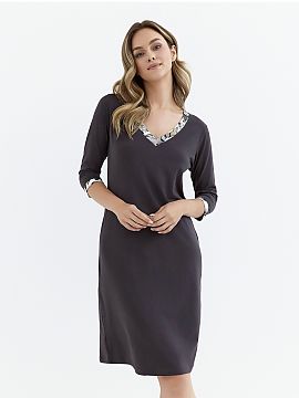 Nočná košeľa Cana  Dámska nočná košeľa s tromi štvrtinovými rukávmi je kombináciou pohodlia a jemnej elegancie. Vyrobena z hladkej, príjemnej na doty