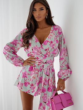 Overal LaBalancia  Elegantný a ženský overal, ktorý kombinuje pohodlie s eleganciou. Vyrobený z ľahkého a vzdušného materiálu, ideálne sa hodí na t