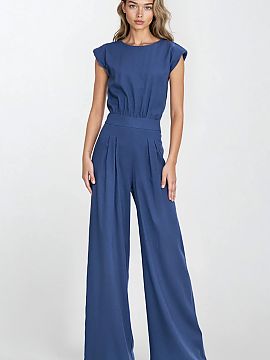 Overal Nife  Štýlový overal s regulárnym strihom, vyrobený z materiálu s ľanovou textúrou z rayónu s prídavkom lnu, ktorý zaisťuje priepustno