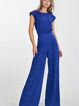 Overal Nife  Štýlový overal s regulárnym strihom vyrobený z materiálu s lnenej štruktúrou z rayónu s prídavkom lnu, ktorý zaisťuje priechodno