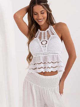 Top Italy Moda  Štýlový top v boho štýle, vyrobený z priehľadného, ažúrového úpletu, ktorý krásne zdôrazňuje letný charakter štýlu. Model