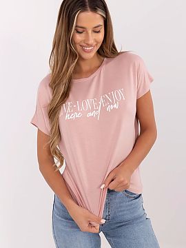 Tričko Sublevel  Casual tričko s klasickou dĺžkou pre ženy je kombináciou pohodlia a moderného štýlu. Vyrobené z mäkkej a elastické zmesi viskózy