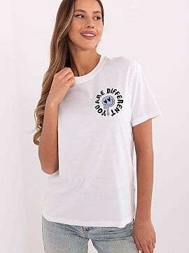 Tričko Sublevel  Dámske tričko s klasickým strihom, vyrobené z vysoko kvalitnej bavlny, zaručujúcej pohodlné nosenie. Predná časť zdobí decentný 