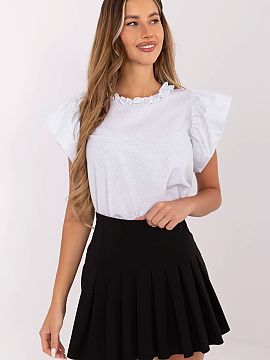 Blúzka Lakerta  Elegantná blúzka s drobnými grošami je skvelou voľbou na návštevy a štýlové outfity do práce. Vyrobená z ľahkej, dominujúcej b