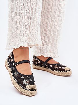 Espadrilky Step in style  Ženské sieťované espadrilky zdobené krásnym kvetinovým vyšívaním sú ideálnou voľbou na teplé dni. Sú umiestnené na platforme