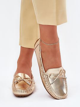 Mokasíny Step in style  Dámske, klasické mokasíny sú vyrobené z eko kože. Tento model má na prednej časti ozdobnú mašľu a prepletajúce sa šnúrky po st