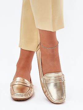 Mokasíny Step in style  Klasické dámske mokasíny boli vyrobené z ekokože. Tento model má na prednej časti ozdobný pásik. Mokasíny sú umiestnené na proti