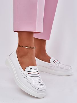 Mokasíny Step in style  Dámske mokasíny vyrobené z prírodnej kože. Umiestnené na jemnej platforme. Zaoblené špičky zaručujú pohodlie, a mäkká kožená 