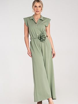 Overal Figl  Overal s golierom a zapínaním na gombíky, s mierne predĺženou liniou ramien zakončenou krátkymi pátami. V pase tenký pás s ozdobn�