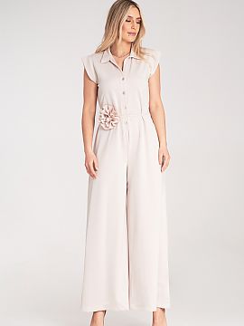 Overal Figl  Overal s límečkom a zapínaním na gombíky, s jemne predĺženou líniou ramien ukončenou krátkymi pátikami. V pase tenký pás s ozdo