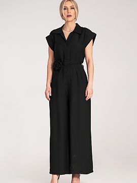 Overal Figl  Overal s širokými, dlhými nohavicami a zapínaním na gombíky vpredu. Vrchná časť s golierom a krátkymi rukávmi s otočením. V pas