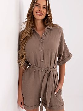 Overal Italy Moda  Ľahký, mušlinový overal z bavlny je ideálnou voľbou na každodenné štýlové oblečenie v teplejších dňoch. Hladká faktúra mate