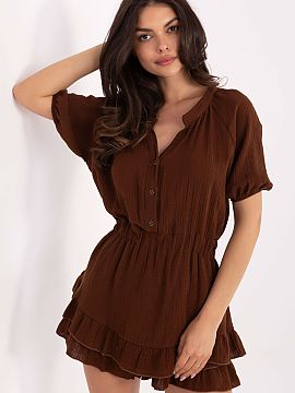 Overal Italy Moda  Ľahký a ženský mušlinový kombinézon so strihom šaty je ideálnou ponukou na každý deň. Vyrobený z priehľadnej, mäkkej bavlny z