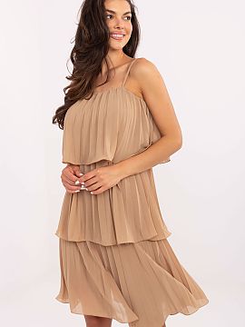 formálne šaty Och Bella  Elegantný a štýlový šaty po koleno vytvorené s ohľadom na špeciálne príležitosti. Vyrobené z hladkého materiálu z kombinácie 