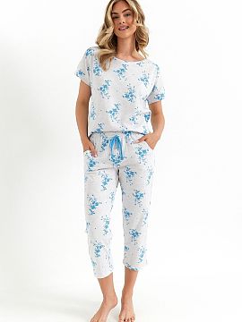 Pyžamo Cana  Pohodlná a štýlová dámska pyžama vyrobená z mäkkého materiálu s moderným potlačou. Voľný strih zabezpečuje voľnosť a pohodl