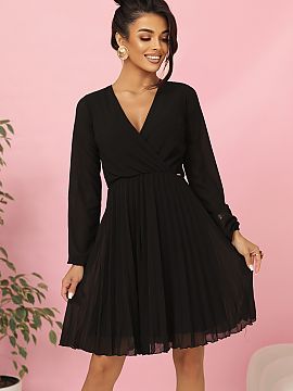 Spoločenské šaty Numoco  Čierna šifónová šaty značky Numoco je štýlovým návrhom na osobitné príležitosti. Model má záhyb na dekolte, plisovaný spodok