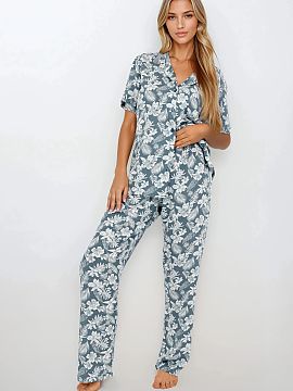 Pyžamo Momenti Per Me  Elegantná 2-dielna dámska pyžama v klasickom strihu je kombináciou štýlu, pohodlia a vysokokvalitného spracovania. Horná časť je k