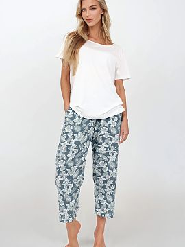 Pyžamo Momenti Per Me  Dámska pyžama s dvoma dielmi je spojením ženského štýlu, pohodlia a jemnej elegancie. Navrhnutá a ušitá v Poľsku z jemného, mäk