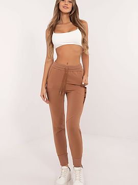 Tepláky Factory Price  Pohodlie a štýl v jednom, tieto športové nohavice sú skvelou voľbou na každý deň. Vyrobené z mäkkej bavlny s prídavkom elastanu 