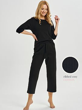 Pyžamo Taro  Štýlová a pohodlná dámska pyžama, vytvorená s myšlienkou na každodenný relax. Blúzka s tromi štvrtými rukávmi a výstrihom vo 