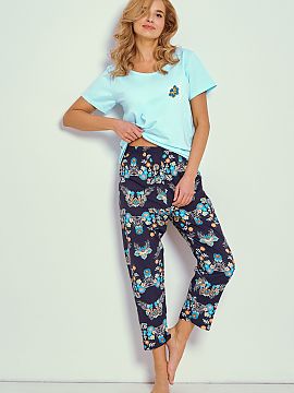 Pyžamo Taro  Pohodlná dámska pyžama vyrobená z mäkkej, vzdušnej látky, ideálna na teplejšie noci. Tričko s krátkym rukávom a okrúhlym výstr