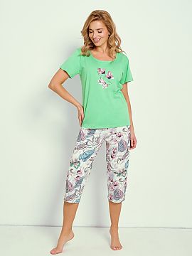Pyžamo Taro  Ľahká a pohodlná dámska pyžama, ideálna na teplejšie noci. Tričko s krátkym rukávom, polokrúhlym výstrihom a potlačou kombinuje