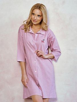 Nočná košeľa Taro  Elegantná nočná košeľa dlhá po kolená, vyrobená z mäkkej a priepustnej látky s jemným potlačou. Model s knoflíkmi, so 3/4 ruká