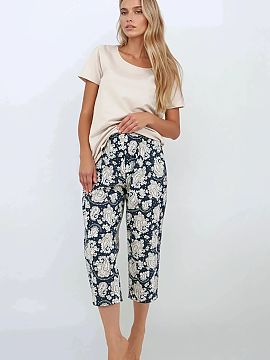 Pyžamo Momenti Per Me  Elegantná dámska pyžama vo voľnom, pohodlnom kroji, vyrobená z prírodných materiálov, ktoré zabezpečujú mäkkosť a dýchatelnos�